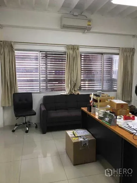 สำนักงาน ให้เช่าในHuai Khwang, Bangkok - ห้องทำงานสว่าง มีโซฟา โต๊ะทำงาน เครื่องปรับอากาศ และหน้าต่างบานกว้าง.