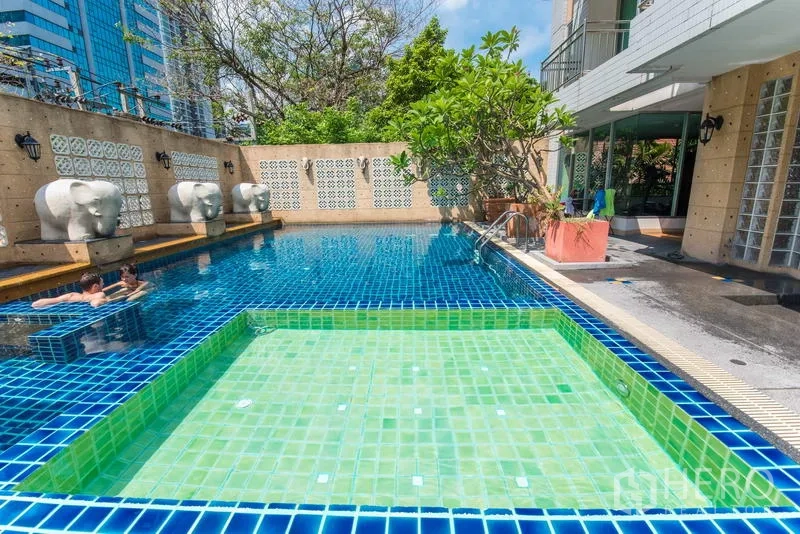 Apartment for rent in Sathon, Bangkok - Outdoor swimming pool with mosaic tiles, elephant water features and a shallow kids’ area.