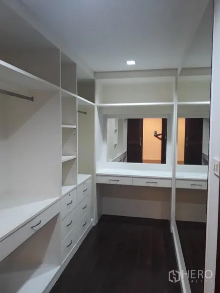 独立式住宅 出租在Watthana, Bangkok - 步入式衣帽间，白色内置柜体、抽屉与梳妆镜