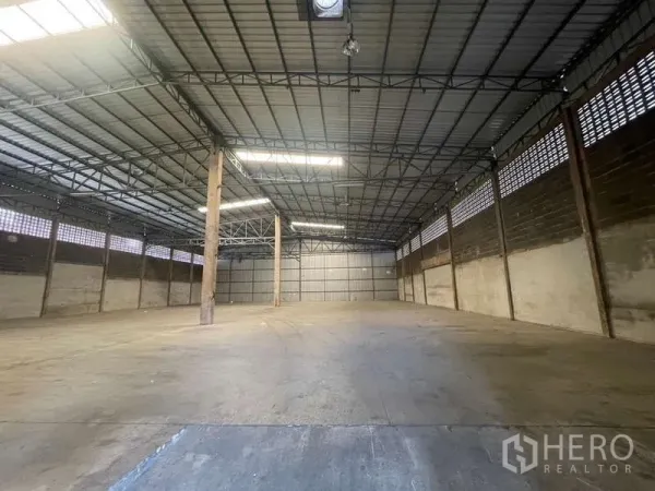 คลังสินค้า ให้เช่าในRat Burana, Bangkok - ภายในโกดังโล่งกว้าง โครงหลังคาเหล็กสูง แผ่นโปร่งแสงและพื้นคอนกรีต เหมาะจัดเก็บพาเลท