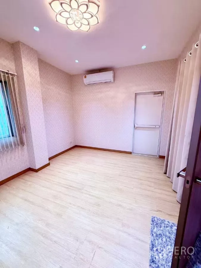 带办公室的家 出租或出售在Wang Thonglang, Bangkok - 温馨卧室或办公室，墙纸、木地板与顶灯。