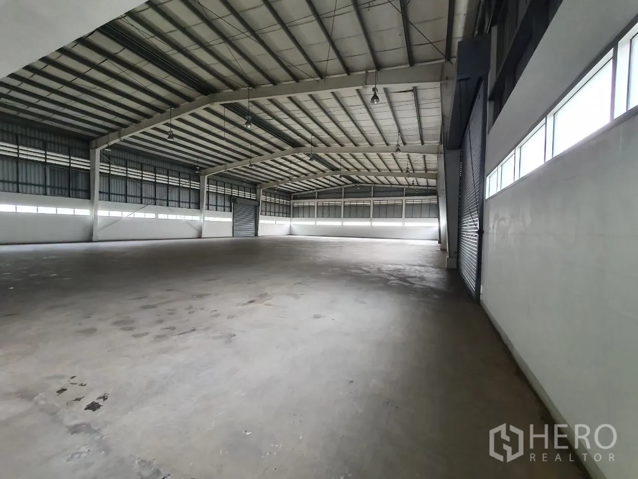 โรงงาน for rent in Bang Pa-in, Phra Nakhon Si Ayutthaya - พื้นที่คลังสินค้าภายในเพดานสูง พื้นคอนกรีตและช่องแสง.