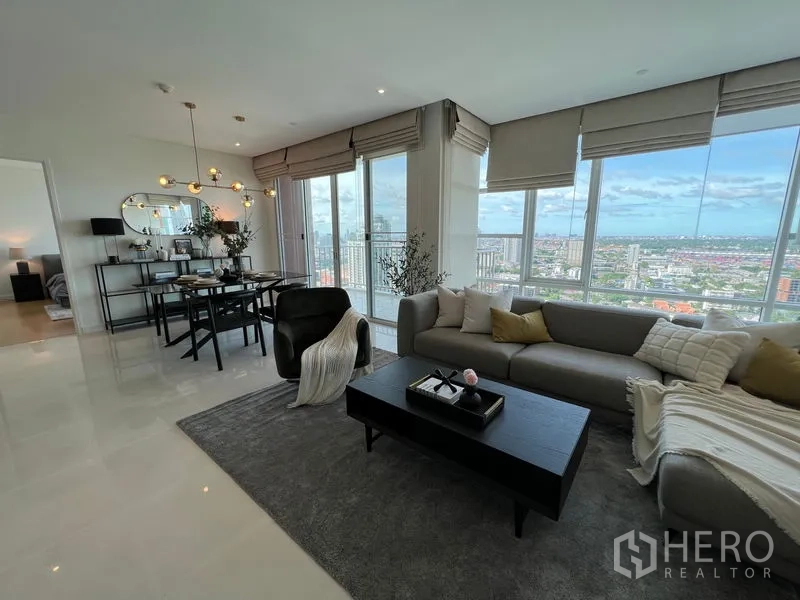 คอนโด ให้เช่าในWatthana, Bangkok - ห้องนั่งเล่นและรับประทานอาหารริมมุม หน้าต่างพาโนรามาเห็นวิวเมือง
