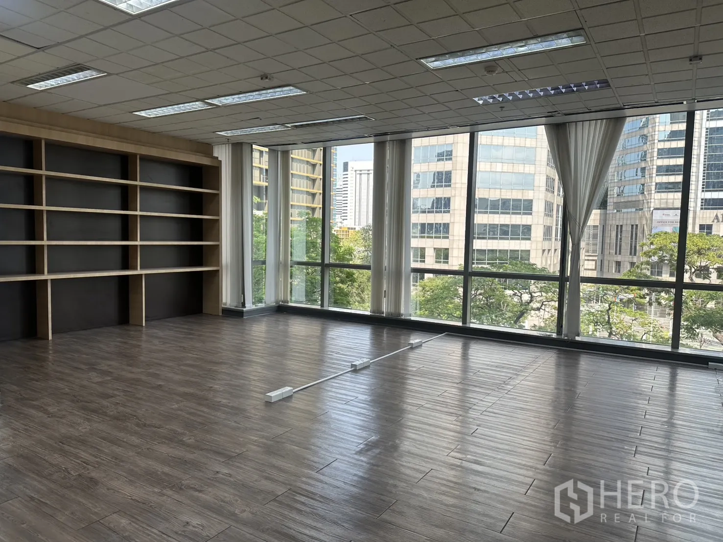 办公室 for rent in Pathum Wan, Bangkok - 转角工作区配落地窗、内置置物架，可欣赏城市景观。
