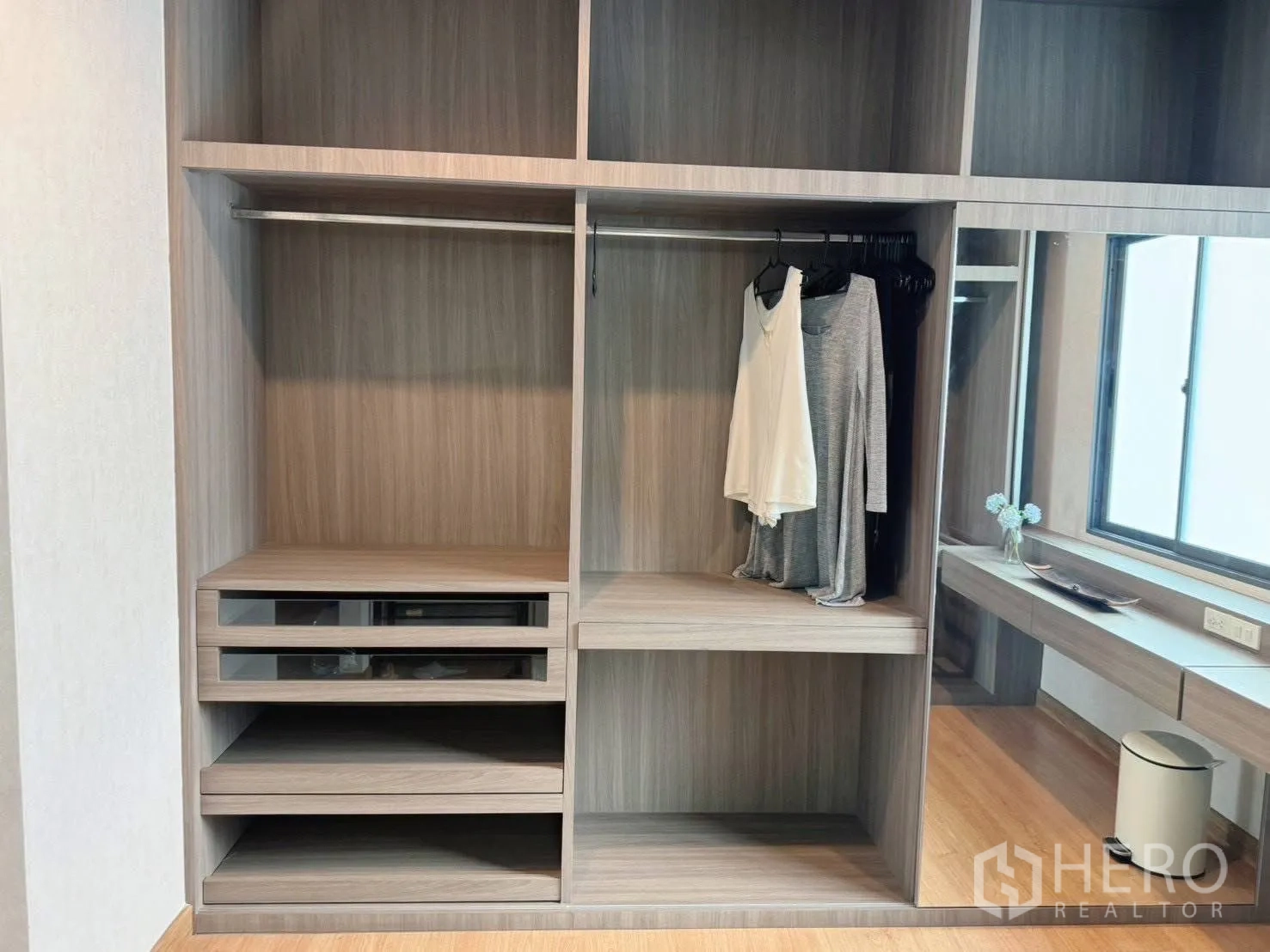 บ้านเดี่ยว for rent or sale in Suan Luang, Bangkok - โครงตู้เสื้อผ้าบิลต์อินพร้อมชั้นและราวแขวน