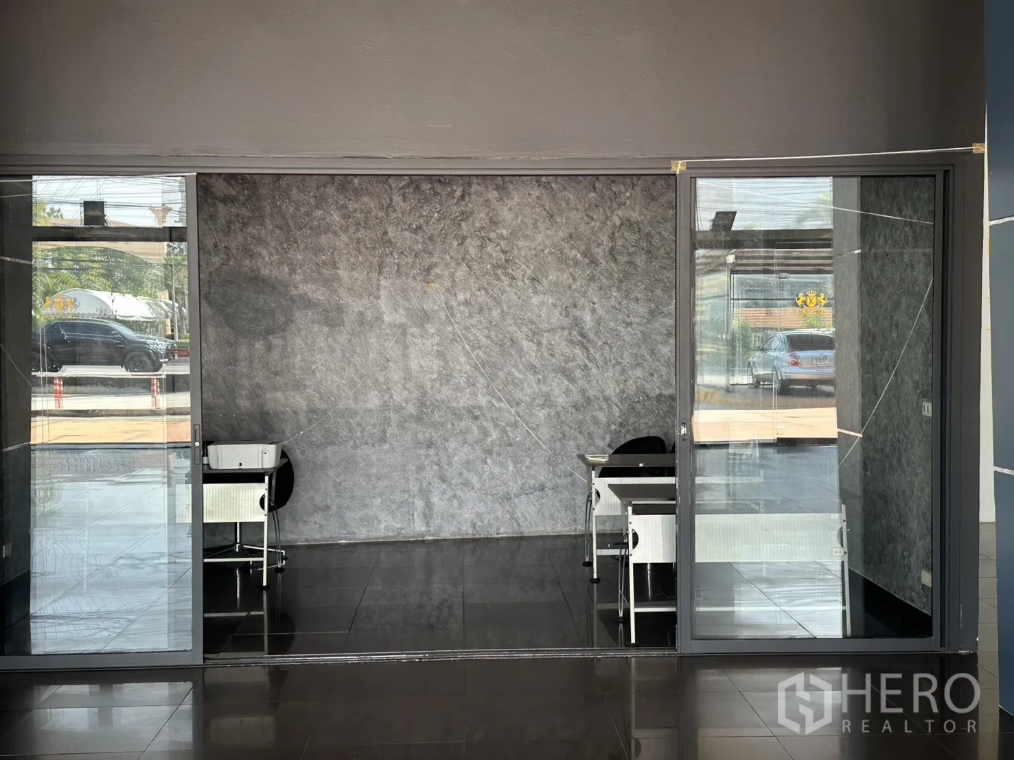 Showroom for rent in Suan Luang, Bangkok - Twin glass cubicles with desks inside the main showroom hall.
