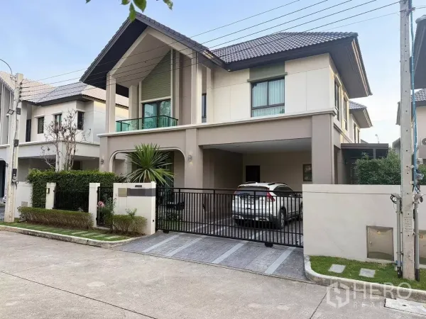 独立式住宅 出租在Bang Phli, Samut Prakan - 现代两层独栋别墅，带电动大门车库与瓦片屋顶，社区道路安静。