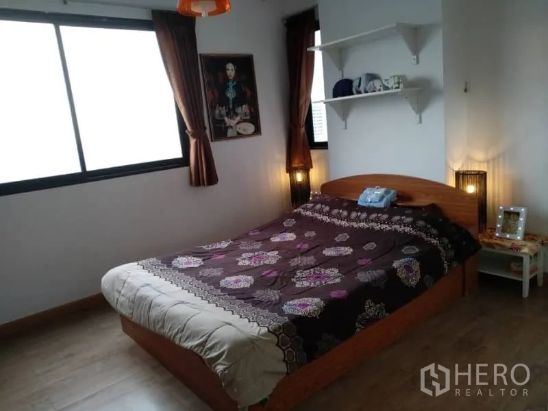 公寓 出租在Watthana, Bangkok - 角落卧室，双面大窗、木床与氛围灯光
