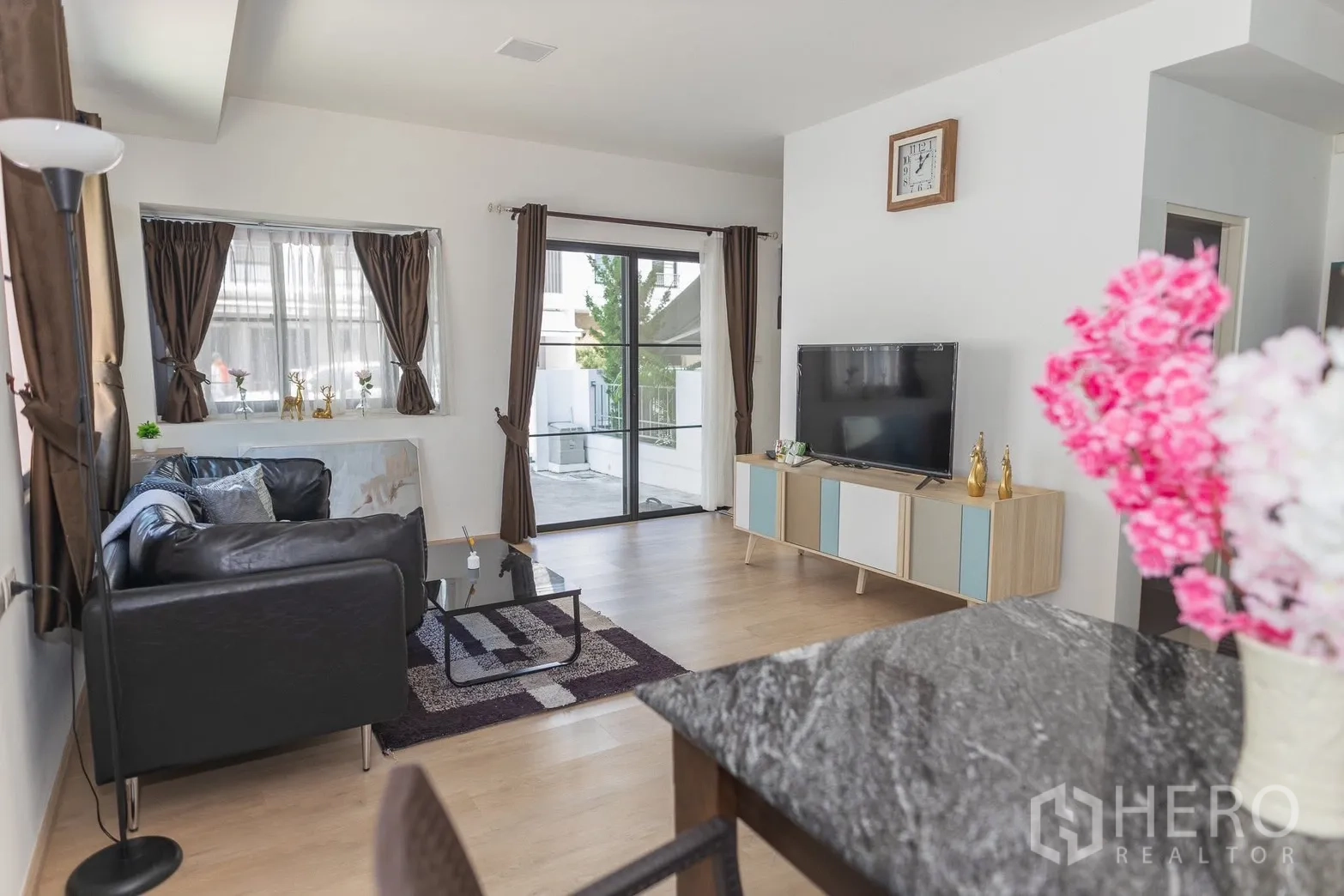 ทาวน์เฮาส์ for rent in Bang Phli, Samut Prakan - ห้องนั่งเล่นโซฟา ทีวี และประตูกระจกออกลานบ้าน