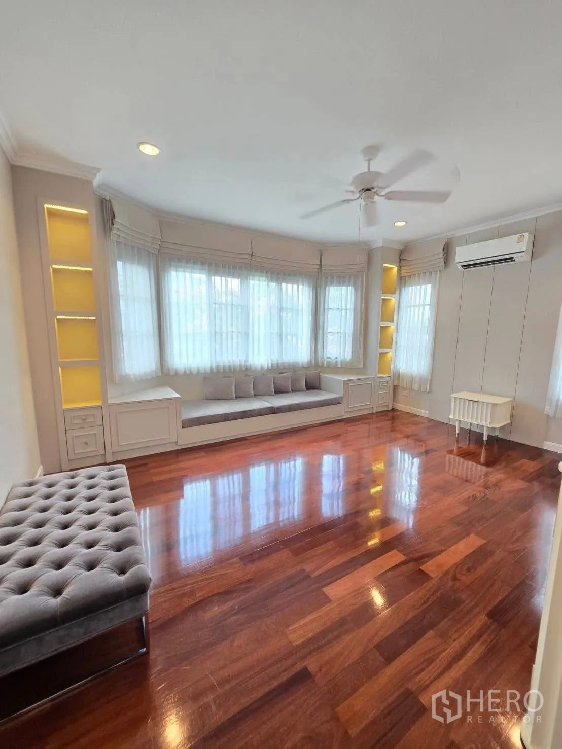 บ้านเดี่ยว for rent in Bang Na, Bangkok - ห้องกว้างพร้อมหน้าต่างเบย์ซึ่งมีเบาะนั่งและพัดลมเพดาน