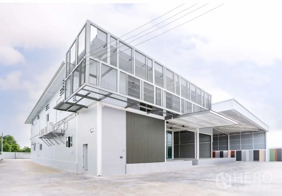 Warehouse for rent in Lat Krabang, Bangkok - Modern two-storey warehouse exterior with covered loading bays and a wide truck yard in Lat Krabang, Bangkok.