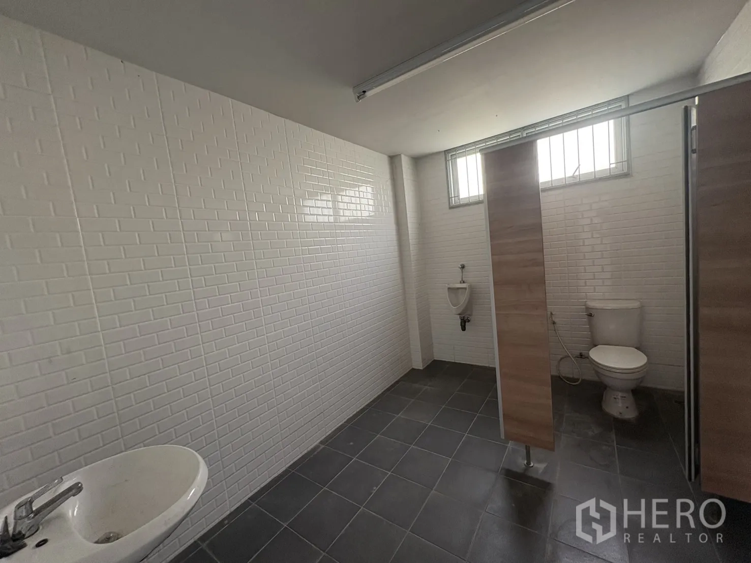 คลังสินค้า ให้เช่าในBan Phaeo, Samut Sakhon - ห้องน้ำปูกระเบื้องสะอาด มีโถสุขภัณฑ์ โถปัสสาวะ อ่างล้างมือ และห้องแยก