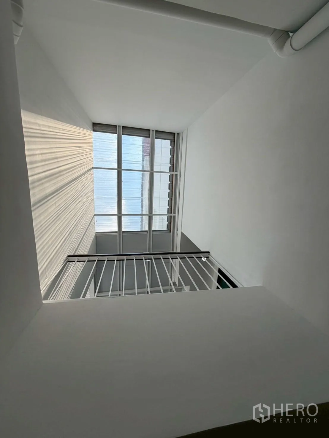 Townhouse for sale in Phra Khanong, Bangkok - View up a lightwell with skylight windows bringing natural light.
