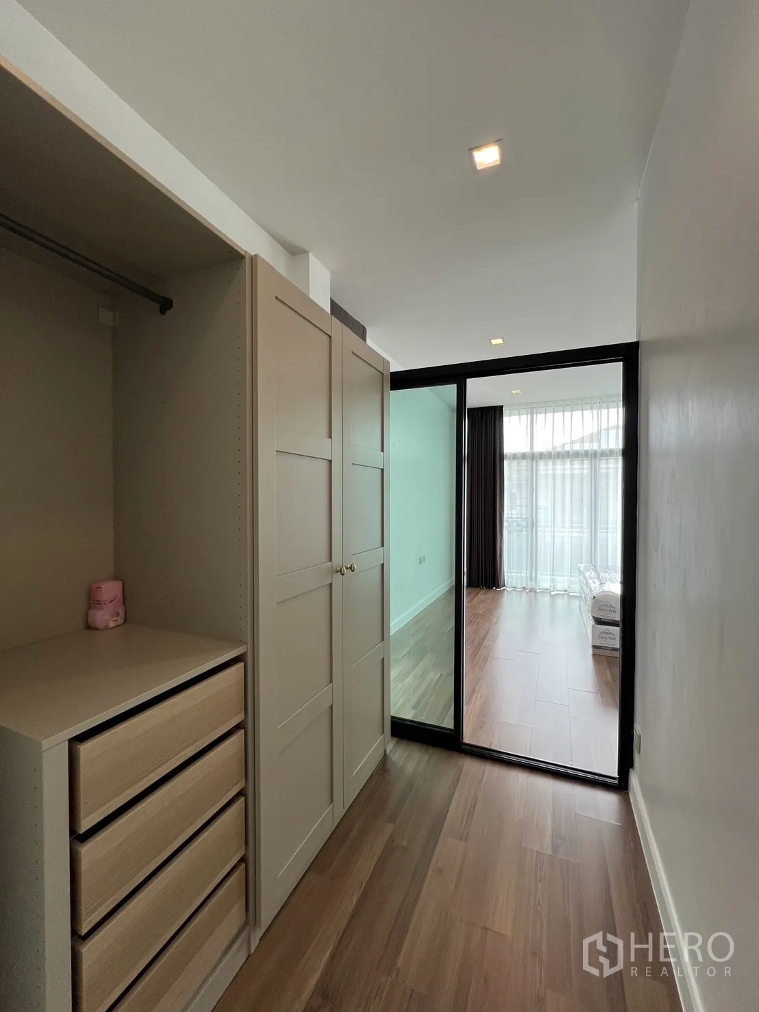 Detached House for rent in Bang Kapi, Bangkok - Walk-in closet with sliding glass door facing the bedroom.