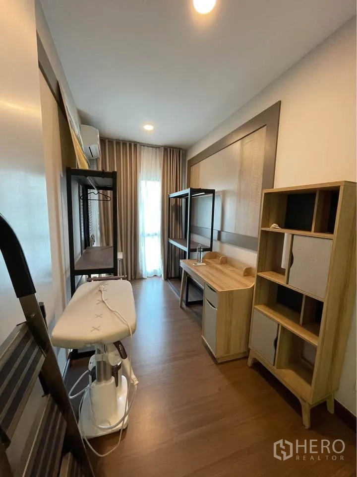 独栋房屋 for rent or sale in Bang Phli, Samut Prakan - 小型多功能/工作间，配书架与熨烫设备。