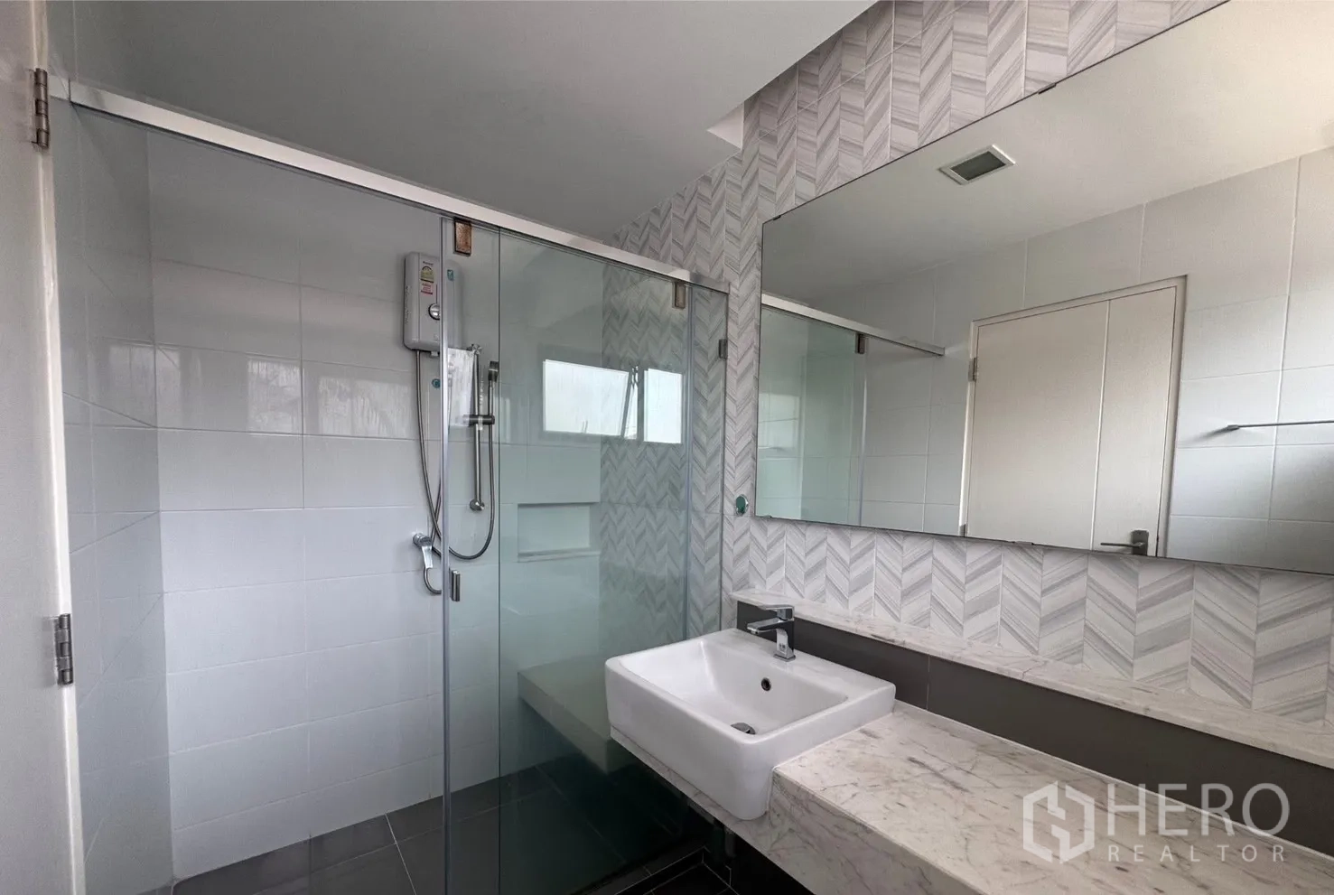 บ้าน for rent in Bang Phli, Samut Prakan - ห้องน้ำสมัยใหม่ เคาน์เตอร์ลายหินอ่อน กระจกบานใหญ่ และตู้ชาวเวอร์กระจก