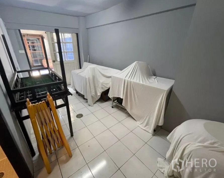 店屋 出租在Watthana, Bangkok - 后部工作区，通往服务区的门与覆盖布套的台面。