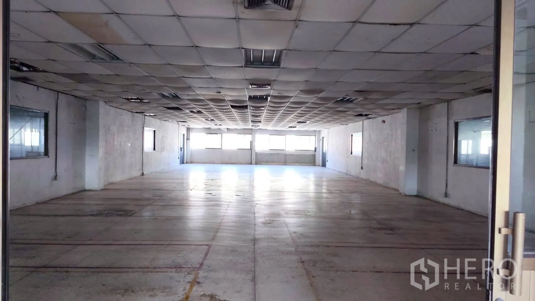 โรงงาน for sale in Lat Krabang, Bangkok - โถงกว้างฝ้าเพดานแผ่นสำเร็จ ไฟยาว และหน้าต่างปลายห้อง