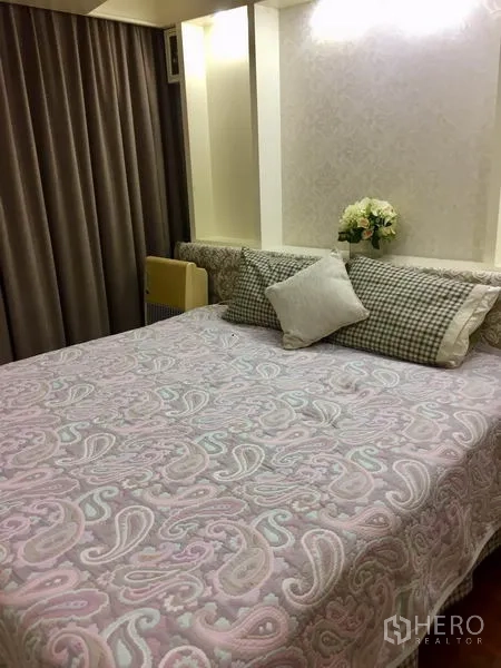 คอนโด ขายในWatthana, Bangkok - ห้องนอนอบอุ่น ผ้าคลุมลาย หมอนหลายใบ ผนังลาย และผ้าม่านสูงจรดเพดาน