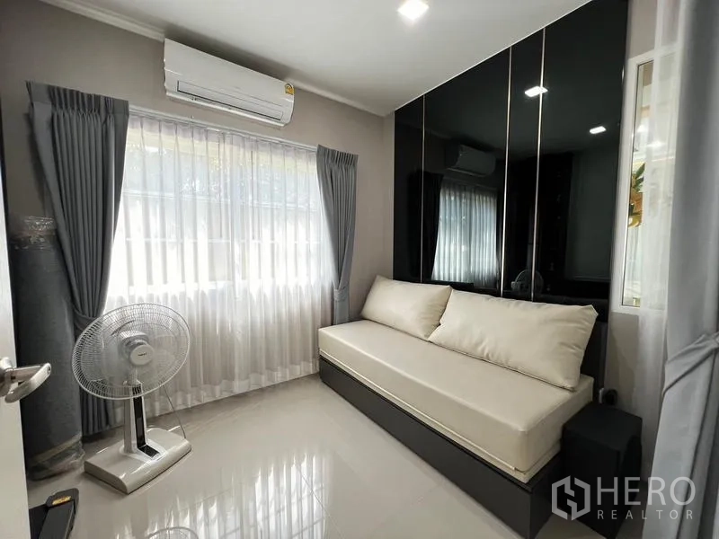 บ้าน ให้เช่าหรือขาย - ห้องอเนกประสงค์ขนาดกะทัดรัดโซฟาเบดและแอร์