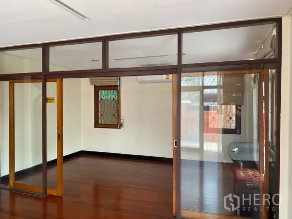 独立式住宅 出租在Khlong Toei, Bangkok - 玻璃隔断的多功能房，木框推拉门与亮泽木地板。