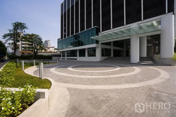 Office Space for rent in Sathon, Bangkok - Circular drop-off driveway and landscaped entrance with a glass canopy.