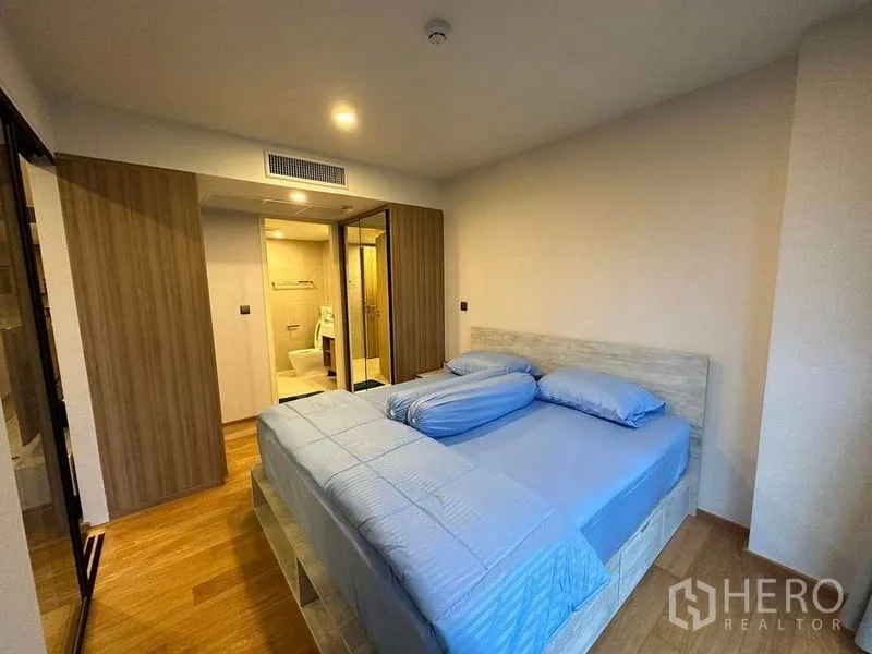 公寓 出租在Pathum Wan, Bangkok - 主卧另一角度，可见床、衣柜及通往浴室的门。