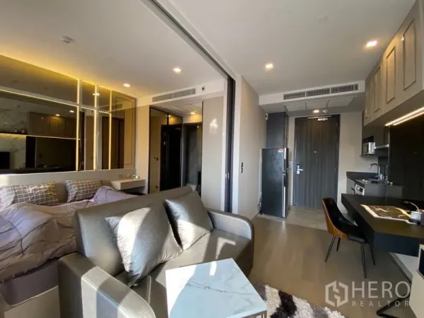 คอนโด ให้เช่าในWatthana, Bangkok - โถงทางเข้าพร้อมครัวบิวท์อิน ตู้เย็น และเครื่องซักผ้า เชื่อมพื้นที่นั่งเล่นและห้องนอนด้วยกระจกบานเลื่อน