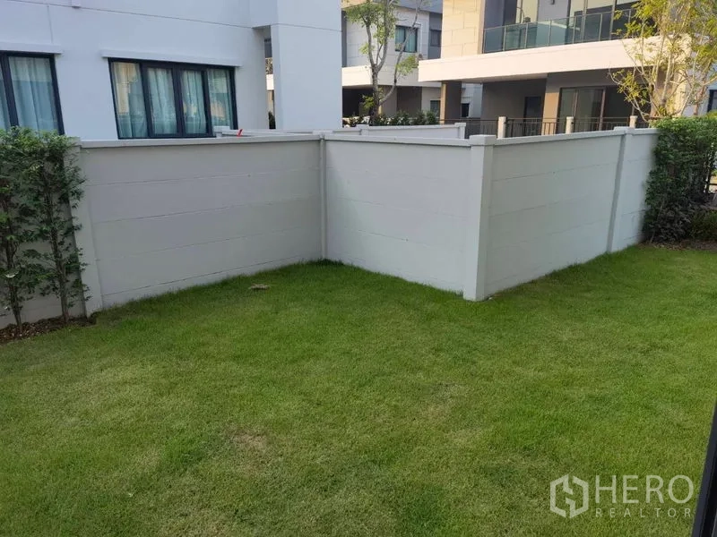 Detached House for rent in Bang Phli, Samut Prakan - Private corner garden with green lawn and high privacy walls.