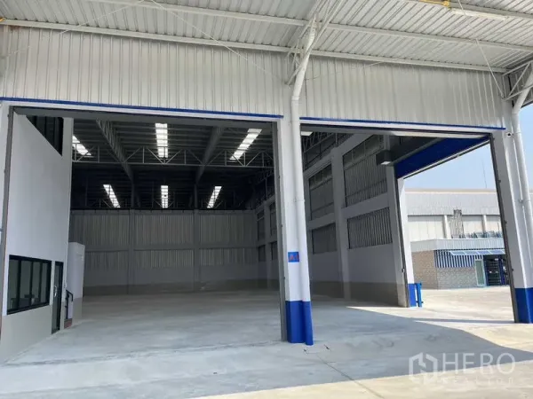 货栈 出租在Khlong Luang, Pathum Thani - 仓库双开超宽入口与覆盖式装卸区