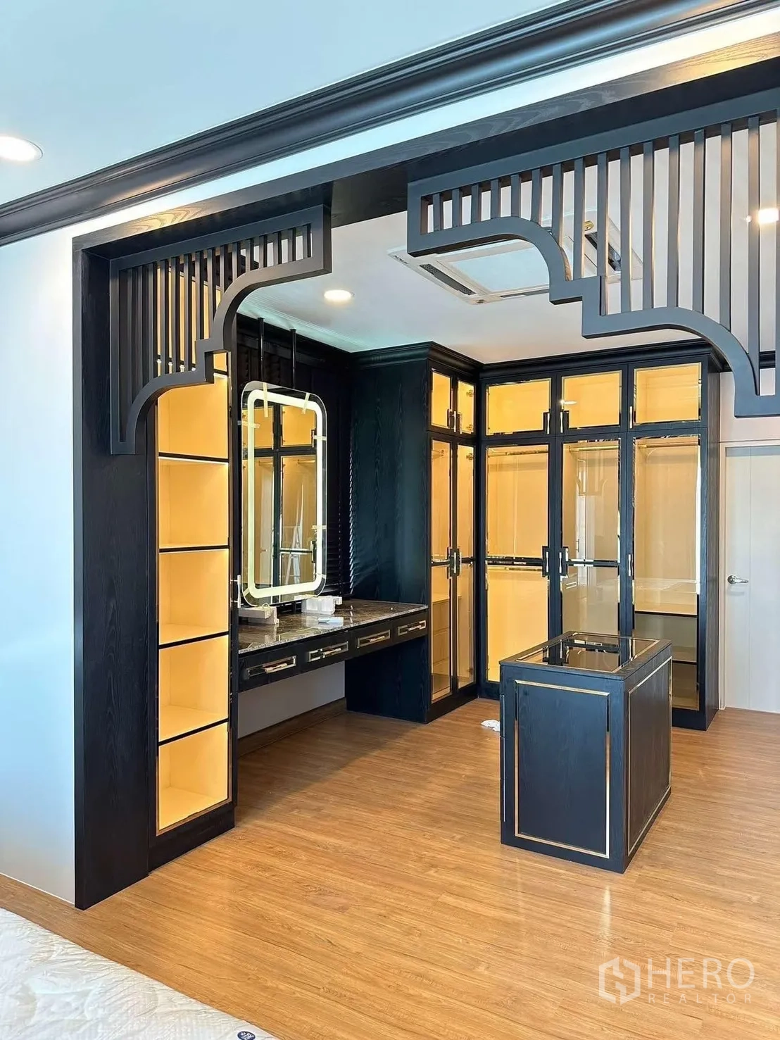 独栋房屋 for rent in Bang Phli, Samut Prakan - 更衣区带开放格、梳妆镜与玻璃衣柜。
