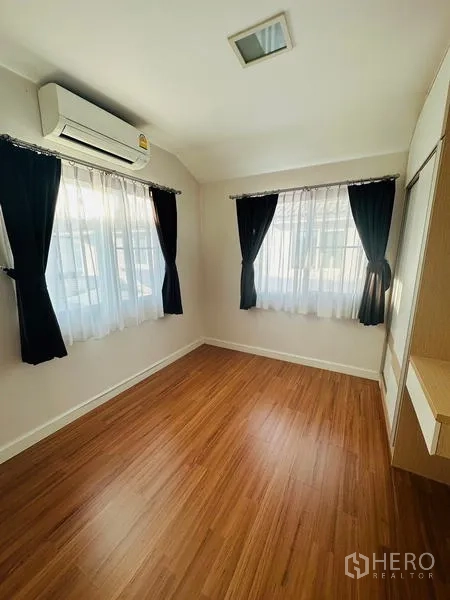 บ้าน ขายในPrawet, Bangkok - ห้องนอนมุมบ้าน มีหน้าต่างสองด้าน แอร์ และตู้เสื้อผ้า.
