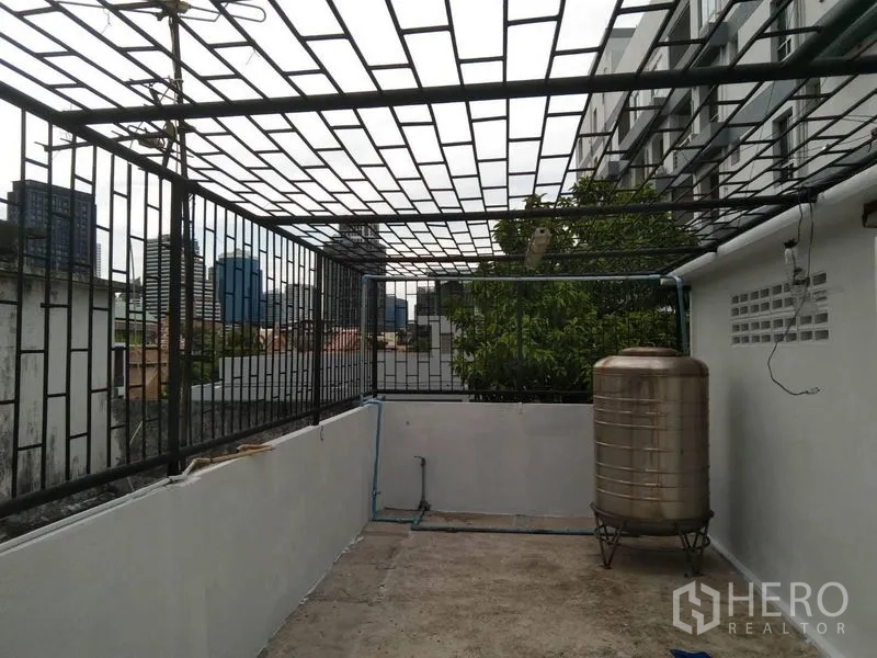 店屋 出租在Watthana, Bangkok - 带金属棚架的屋顶露台，配不锈钢水箱与城市天际线景观。