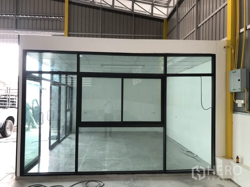 货栈 出租在Pathum Thani - 仓内独立玻璃隔断办公室，推拉门设计