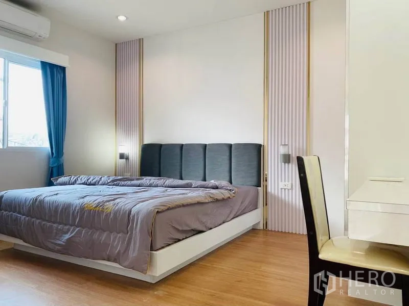 บ้าน ให้เช่าในSuan Luang, Bangkok - ห้องนอนที่สองมีหัวเตียงบุนุ่ม หน้าต่างและไฟหัวเตียง