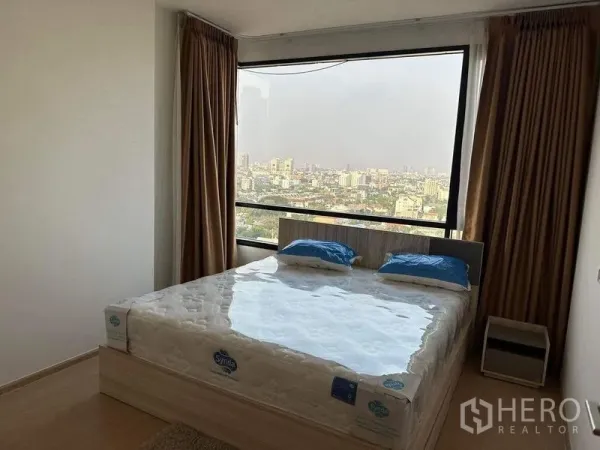 公寓 出租在Watthana, Bangkok - 卧室另一视角，宽幅窗景俯瞰城市。