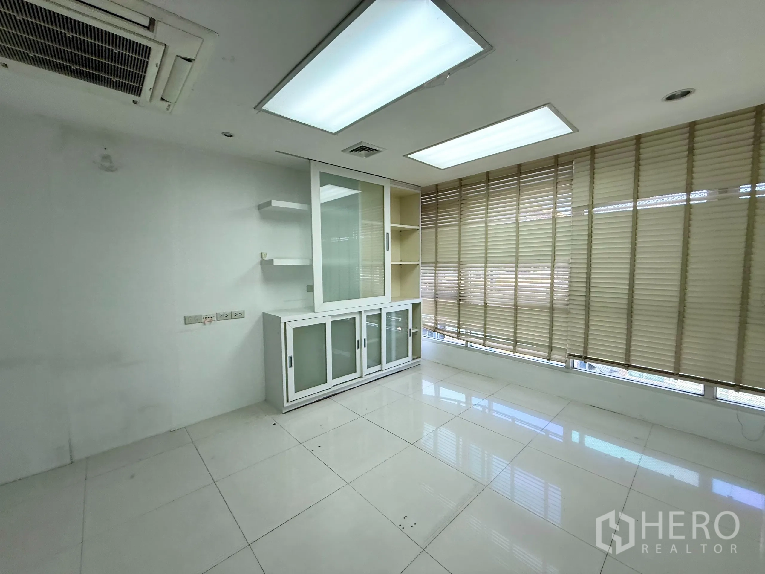办公空间 出租在Bueng Kum, Bangkok - 办公室带柜体、搁架与百叶窗