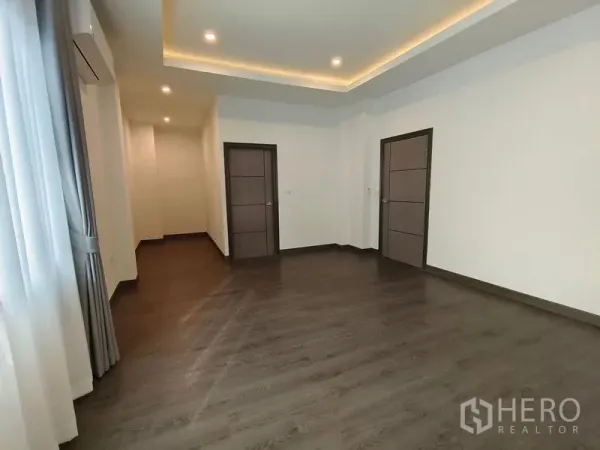 独立式住宅 出租或出售 - 大面积多功能房，灯槽天花、两扇门与轻薄窗帘。