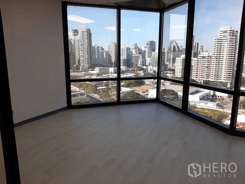 Office Space for rent in Khlong Toei, Bangkok - Glass corner room offering panoramic skyline views and natural light.