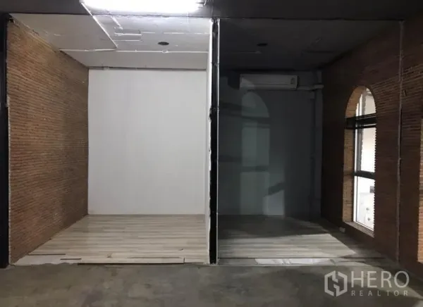 办公空间 出租在Watthana, Bangkok - 两处分隔空间，木纹地板、砖墙与空调