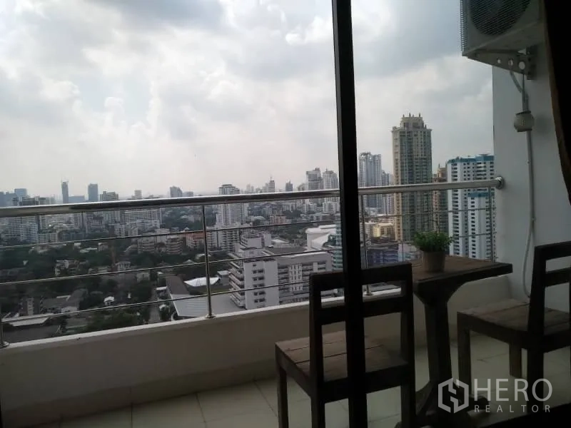 公寓 出租在Watthana, Bangkok - 高楼阳台，桌椅俯瞰曼谷天际线