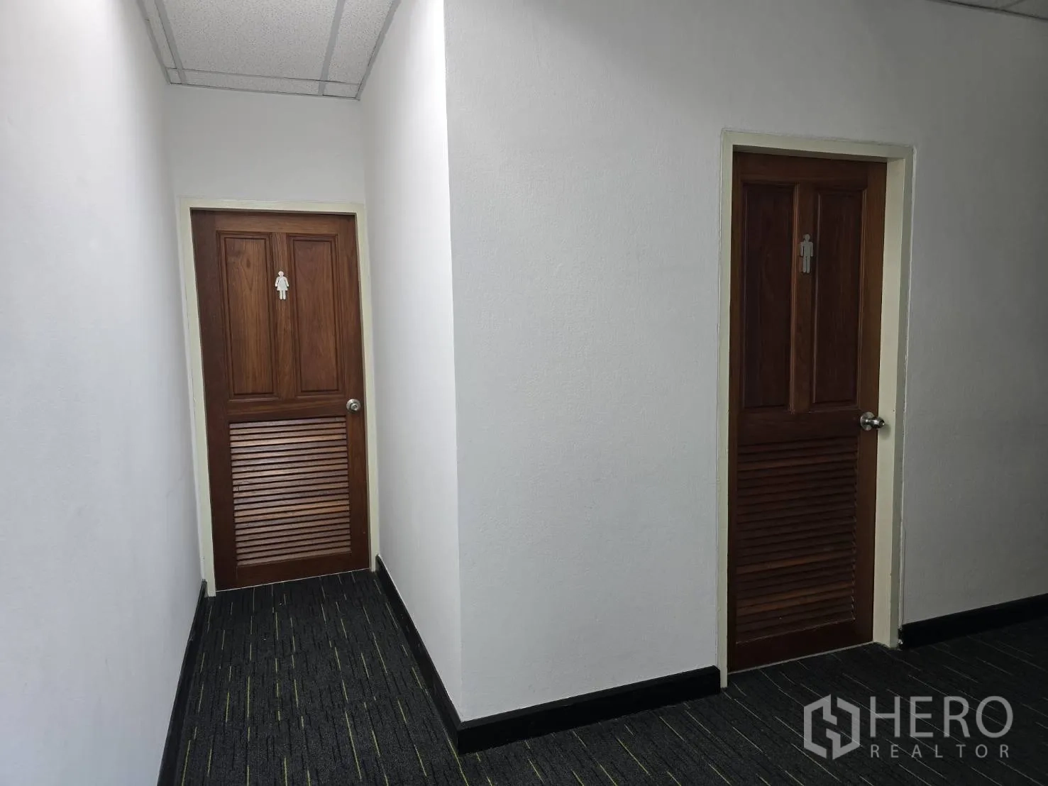 ออฟฟิศ for rent in Watthana, Bangkok - โถงทางเดินมีประตูห้องน้ำชายและหญิงแยกกัน.