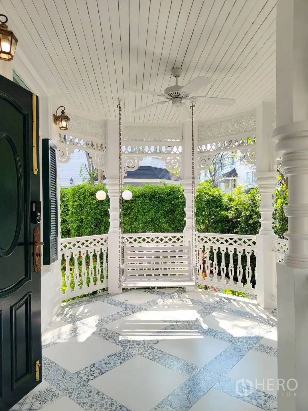 บ้านเดี่ยว for rent in Bang Na, Bangkok - เฉลียงหน้าบ้านลายฉลุ เพดานพัดลม และชิงช้าแขวน