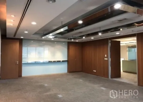办公空间 出租在Phaya Thai, Bangkok - 会议室，嵌入式照明、木质门与可书写玻璃墙。