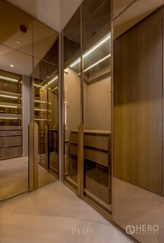 公寓 for rent in Sathon, Bangkok - 步入式衣帽间，镜面衣柜与内置抽屉收纳。