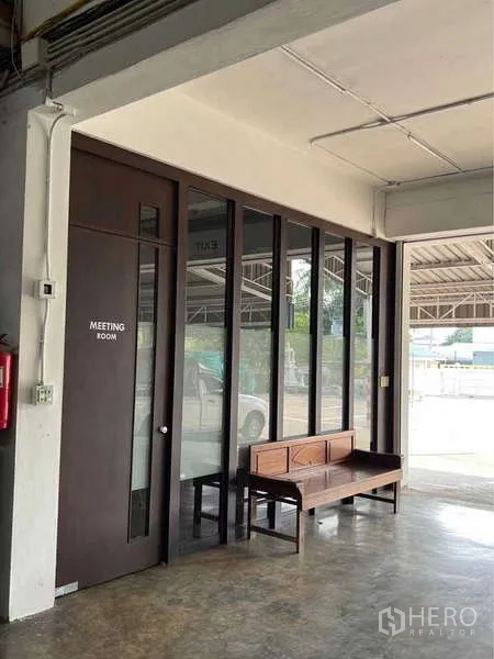 คลังสินค้า ขายในBang Bua Thong, Nonthaburi - ห้องประชุมกระจกติดพื้นที่ขนถ่าย พร้อมม้านั่งไม้ด้านหน้า.