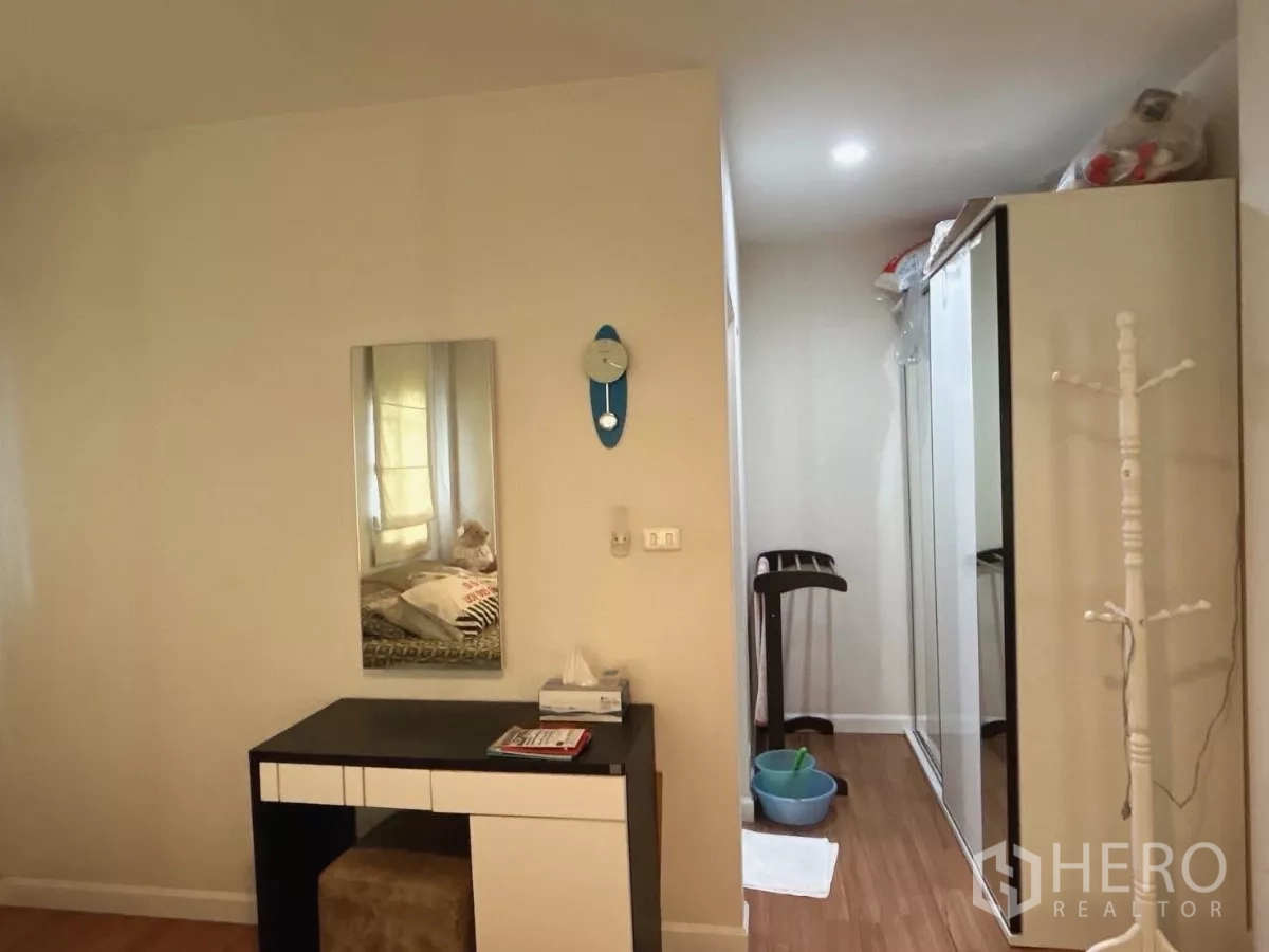 Detached House for sale in Bang Kapi, Bangkok - Dressing corner with mirror and wardrobe space beside the master bedroom.