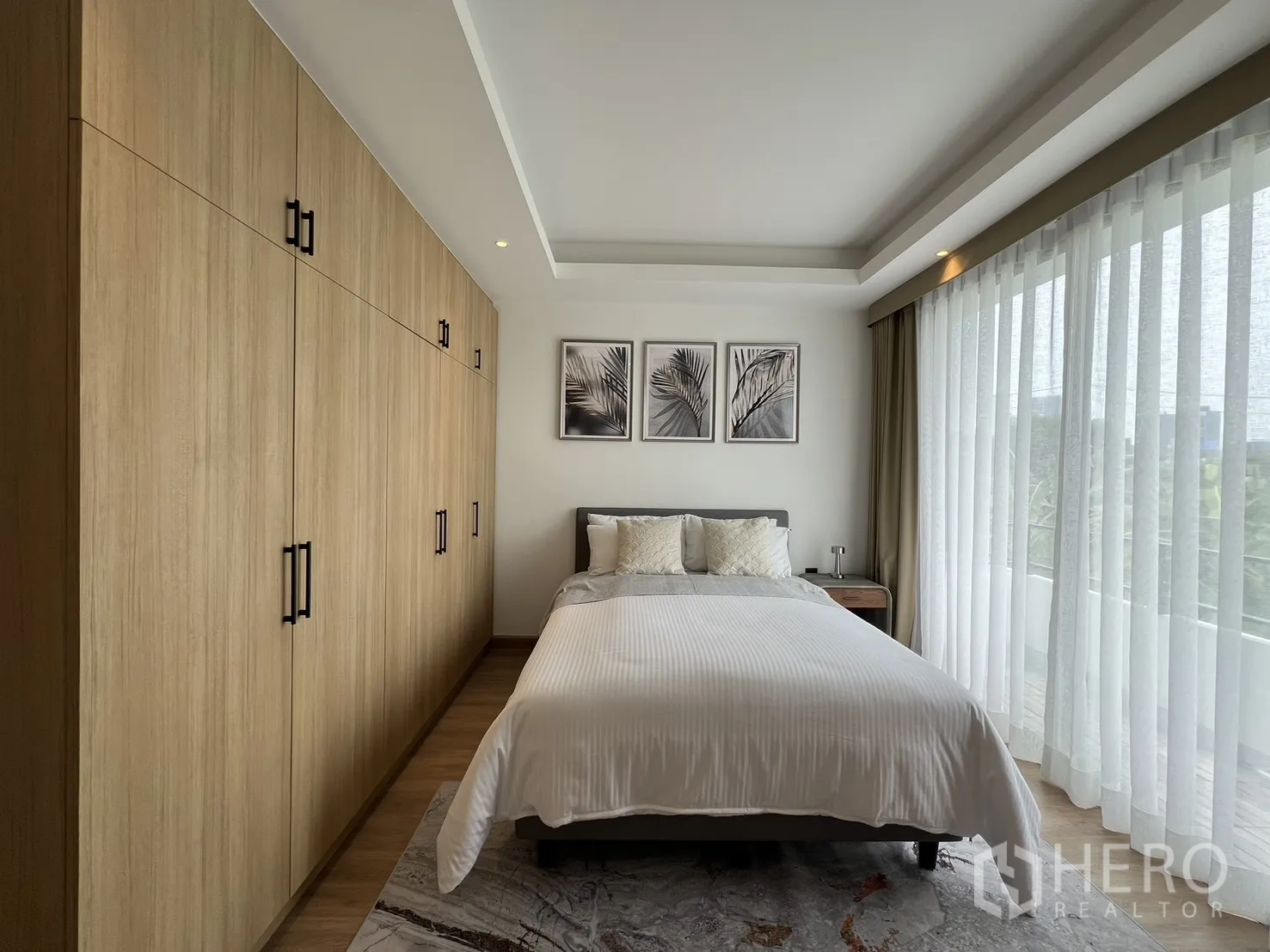 ทาวน์เฮาส์ ขายในWatthana, Bangkok - ห้องนอนแขกพร้อมโต๊ะทำงาน เครื่องปรับอากาศ และหน้าต่างใหญ่