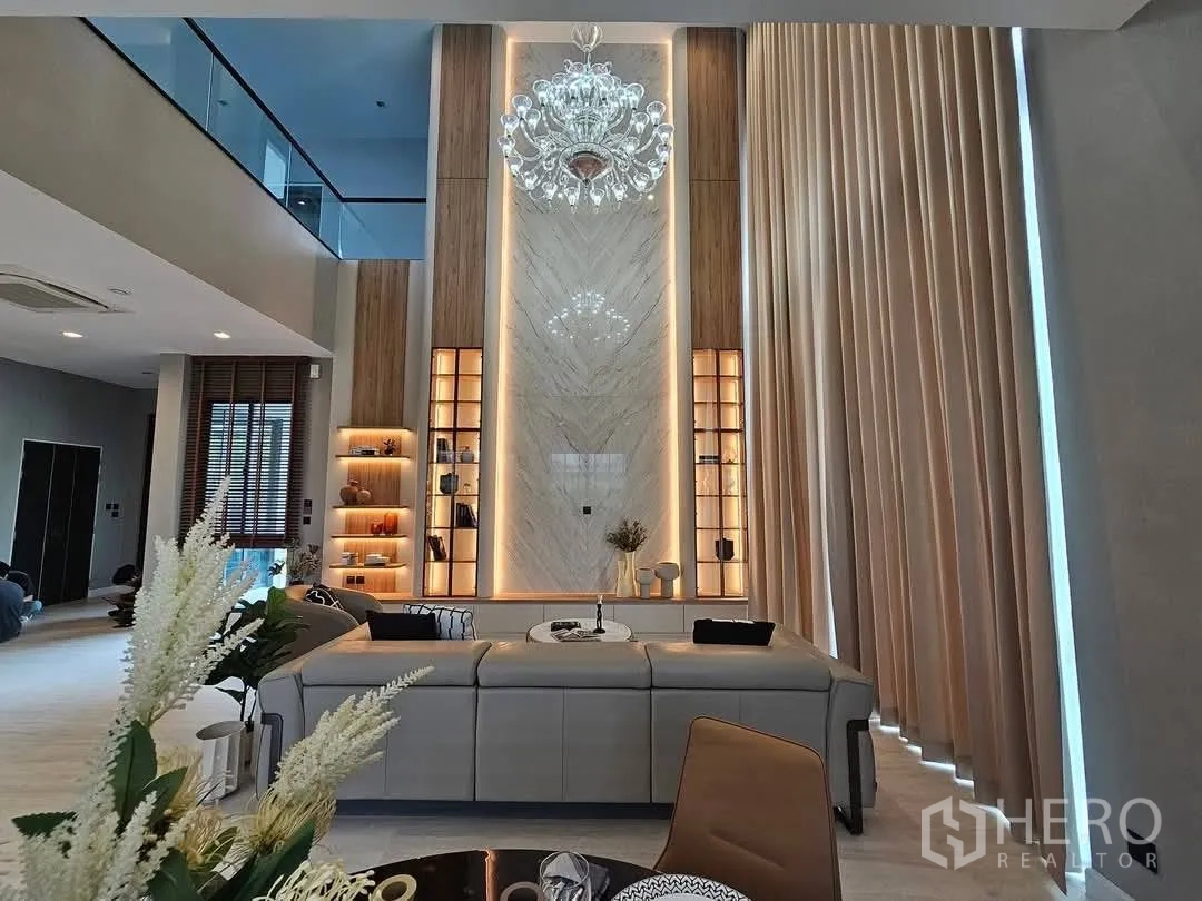 บ้านเดี่ยว for rent or sale in Suan Luang, Bangkok - ห้องนั่งเล่น–ทานอาหารผนังหินอ่อนและผ้าม่านสูง