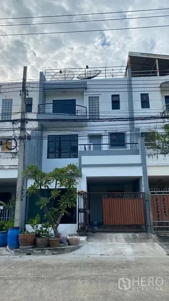 ทาวน์เฮาส์ ให้เช่าในBang Na, Bangkok - ทาวน์เฮาส์ 3 ชั้น ย่านบางนา กรุงเทพฯ ด้านหน้า มีที่จอดรถและกระถางต้นไม้.